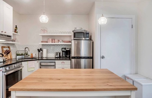 People's Freeway Apartment | Exclusive Hot Tub use near Trax Line downtown