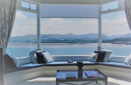 Menai Bridge House | EXCLUSIVE HOUSE PRIVATE BEACH SEA FRONT SLEEPS 13 AMAZING VIEWS