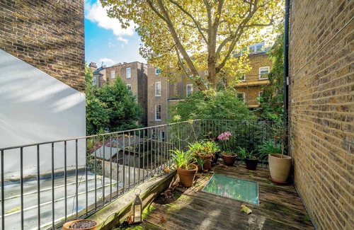 St. Helen's Apartment | Exclusive North Kensington House