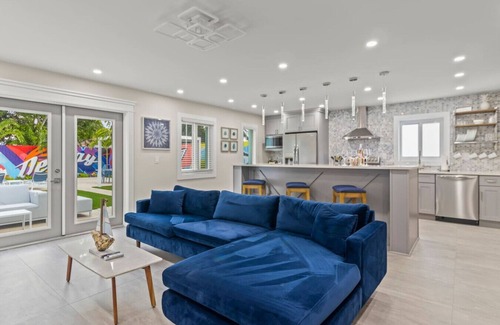 Lake Ida Shores House | Exclusive Oasis, Exotic Pool & Miami Inspired Art