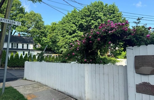 Roslyn Apartment | Exclusive Spacious 1 bedroom Suite with Dishwasher, Washer-Dryer