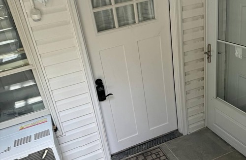 Roslyn Apartment | Exclusive Spacious 1 bedroom Suite with Dishwasher, Washer-Dryer