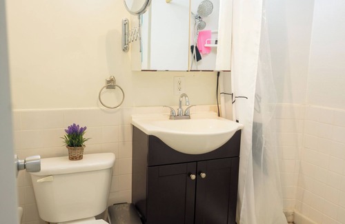 Roslyn Apartment | Exclusive Spacious 1 bedroom Suite with Dishwasher, Washer-Dryer