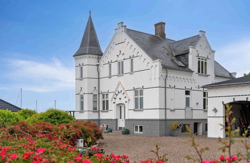 Lohals House | Exclusive villa with panorama and beach pavilion