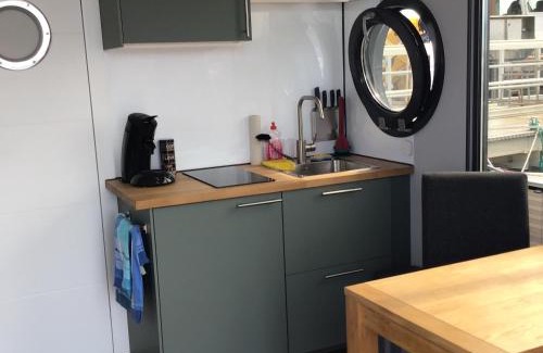 Ortmuhle Boat Rental | exclusives Hausboot "Tante Trost"