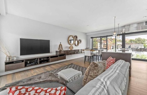 Crescent Heights Condo | Executive Penthouse with Downtown Views - 2 Br 2 Bt