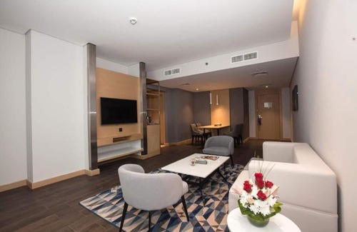 Garhoud House | Executive Suite Near Sport Links Gym Equipment