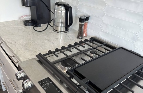 Burlington House | Executive Townhouse Burlington, this stylish place conveniently located to shops