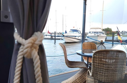 Herrenwyk Boat Rental | Exklusives Hausboot Ahoy Masal mit Großer Sonnenterasse auf der Trave