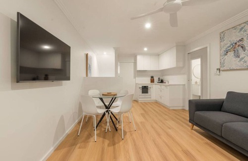 Exmouth House | Exmouth Retreat -3x3 on the canal