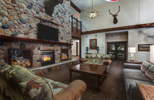 Sioux City Hotel | Expanded 2 Queen with Sofa Sleeper, Stoney Creek Sioux, Microwave