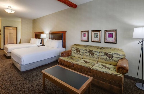 Sioux City Hotel | Expanded 2 Queen with Sofa Sleeper, Stoney Creek Sioux, Microwave