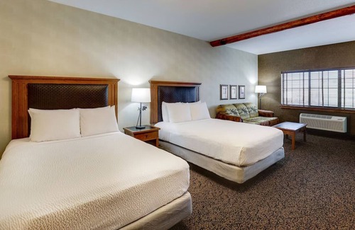 Sioux City Hotel | Expanded 2 Queen with Sofa Sleeper, Stoney Creek Sioux, Microwave