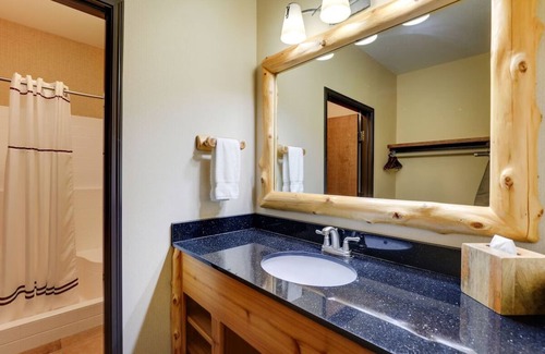 Sioux City Hotel | Expanded 2 Queen with Sofa Sleeper, Stoney Creek Sioux, Microwave
