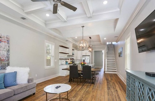Faubourg Lafayette House | Expansive Modern Luxury Home - Streetcar Adjacent!