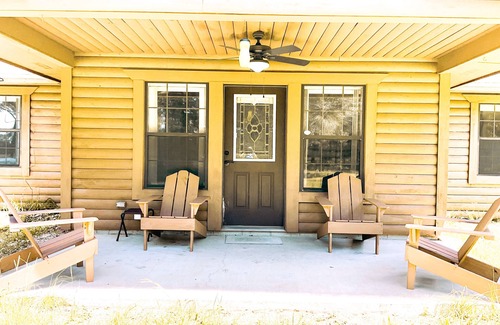 Dowling Park Cabin | Experience comfort and nature
