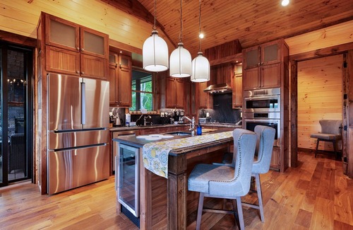 Cherry Log Cabin | Experience Green Peaks Retreat, Epic Mtn Views, Sauna, Hot-Tub, Fire-Pit, Games