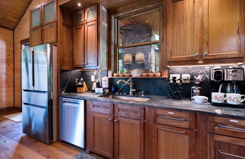 Cherry Log Cabin | Experience Green Peaks Retreat, Epic Mtn Views, Sauna, Hot-Tub, Fire-Pit, Games