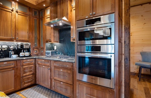 Cherry Log Cabin | Experience Green Peaks Retreat, Epic Mtn Views, Sauna, Hot-Tub, Fire-Pit, Games