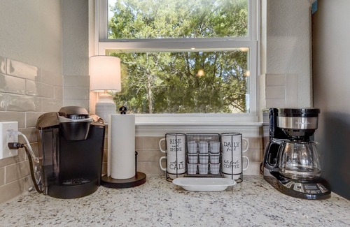 Canyon Lake Cottage | Experience hill country life & relax! Family & Pet Friendly near Canyon Lake.
