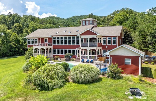 Bryson City Hotel | Experience luxury at Deep Creek Manor. Perfect for family gatherings with stunning mountain views.