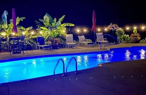 Bryson City Hotel | Experience luxury at Deep Creek Manor. Perfect for family gatherings with stunning mountain views.