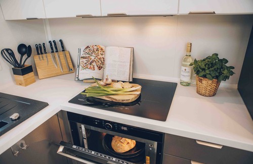 Lieren House | Experience luxury and nature in the Reeëndal Lodge on the Veluwe! With 1 bedroom and 1 sleeping loft and a fully equipped kitchen and air conditioning.