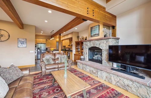 Dunkin Hill House | Experience mountain views at Alpine Vista Retreat, a spacious 3-bedroom home in Breckenridge!