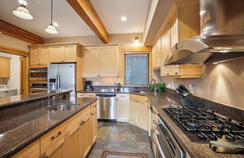 Dunkin Hill House | Experience mountain views at Alpine Vista Retreat, a spacious 3-bedroom home in Breckenridge!