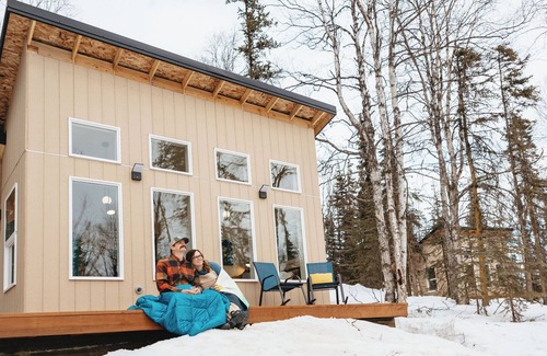 Chugiak Cabin | Experience serenity in a deluxe tiny house amid the Eklutna Valley's beauty.