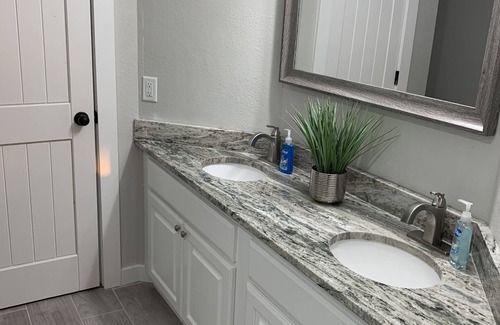 Mid America Condo | Experience the Ultimate Getaway in Hot Springs' premier Condo with Lake Views