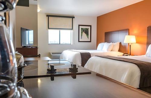 Wixom Hotel | Explore Nearby Parks from 2 Rooms with Full Kitchen Near Lyon Oaks County Park