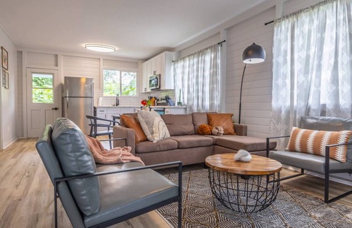 Hilo Cottage | Explore Rainbow Falls from Your Private Oasis