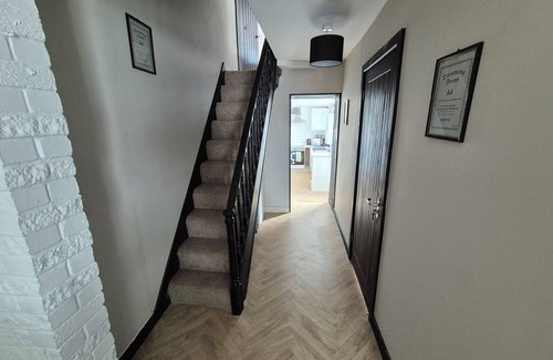 St. Thomas House | Explore Swansea! 4-Bed Delhi St Stay