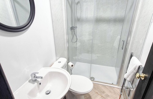 St. Thomas House | Explore Swansea! 4-Bed Delhi St Stay
