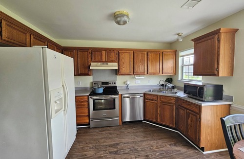 Davis Lake - Eastfield House | Exquisite 3 BR - 4 Bed/2.5 bath/Workspace/Bonus Room/8 Guests Family Friendly