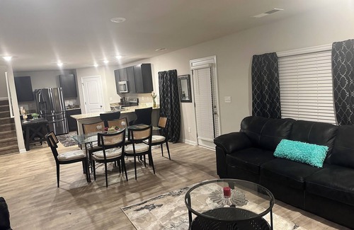 Cedar Grove House | Exquisite 5-bedroom house, 10 minutes from Airport with AC, & WiFi with 10%Disnt