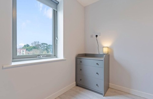 Upton House | Exquisite 7 Bedroom 5.5 Bathroom House w/Parking