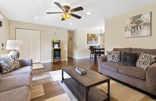 Des Plaines House | Extended Stay Des Plaines FHS Rental