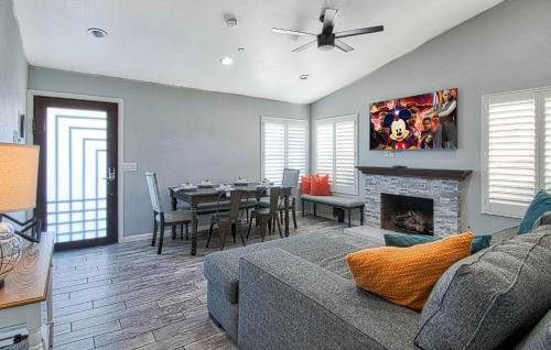 Southwest Anaheim House | F-58 Mandos Hideaway