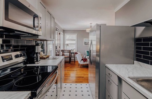 Austin Cottage | F1 Ready 🍃 Creekside Comfort🪴 Fenced Yard❤️ Near Moody & DKR