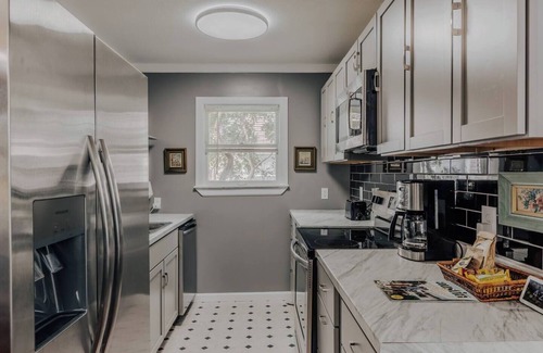 Austin Cottage | F1 Ready 🍃 Creekside Comfort🪴 Fenced Yard❤️ Near Moody & DKR