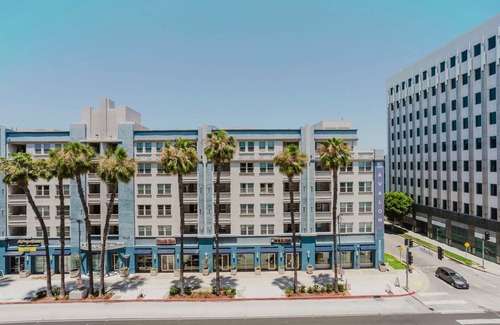 Mid-Wilshire Apartment | Fab Mid-Wilshire Studio w/Gym & Roof Lounge, nr Dining, by Blueground