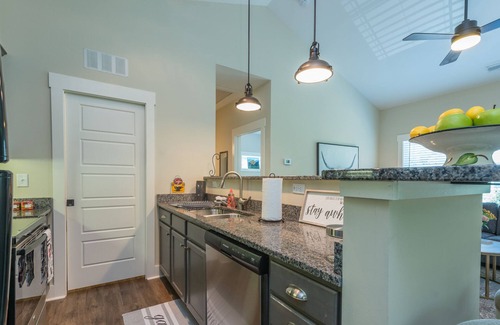 Five Points House | Fab NY Style Townhome 5 min to downtown Asheville 1 car garage!Ski Hike Bike!