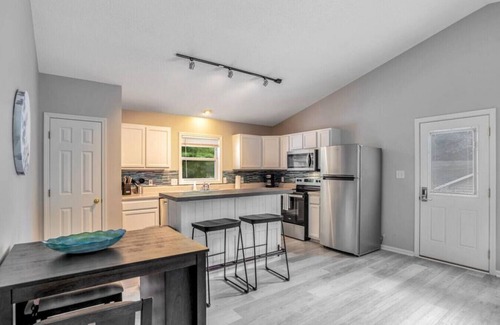 Royal Pines House | Fab South Asheville Townhome Hot Tub Pet Friendly