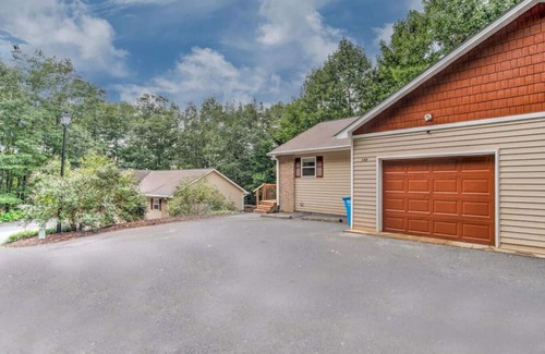 Royal Pines House | Fab South Asheville Townhome Hot Tub Pet Friendly