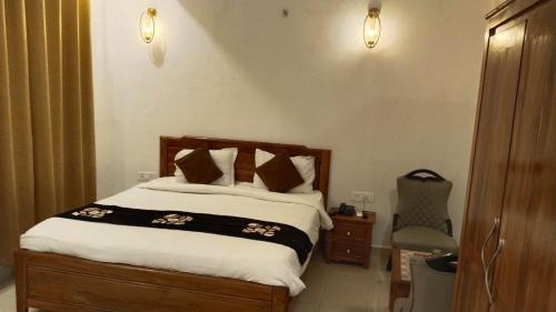 Varanasi Hotel | FabHotel Marine - Vishnu Temple Bada Lalpur