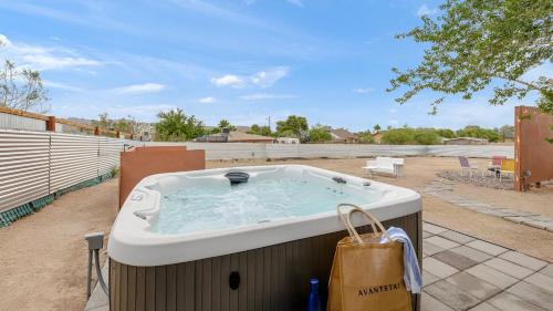 Joshua Tree Villa | Fable by AvantStay 2 Unique Spaces w Bowling Hot Tub Fire Pit Large Yard