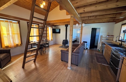 Womens Bay Cottage | Fabulous 1-bedroom w/Loft cottage in Kodiak