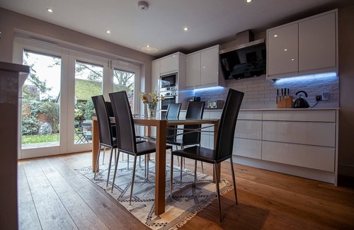 Marlow House | FABULOUS 4 BED TOWN-HOUSE IN CENTRAL MARLOW CLOSE TO RESTAURANTS, PARK & RIVER
